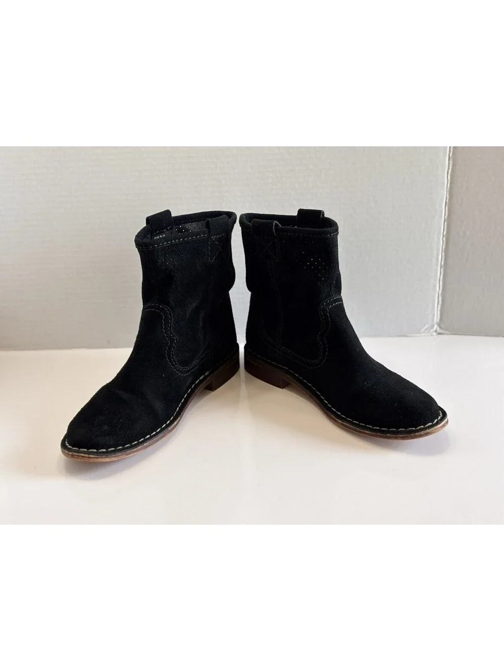 Clarks Somerset Cabaret Womens 8.5M Black Suede Pull On Ankle Perforated Booties
